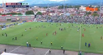 اقتحام الملعب والاعتداء على اللاعبين ..  أزمة في الدوري الكولومبي (فيديو)