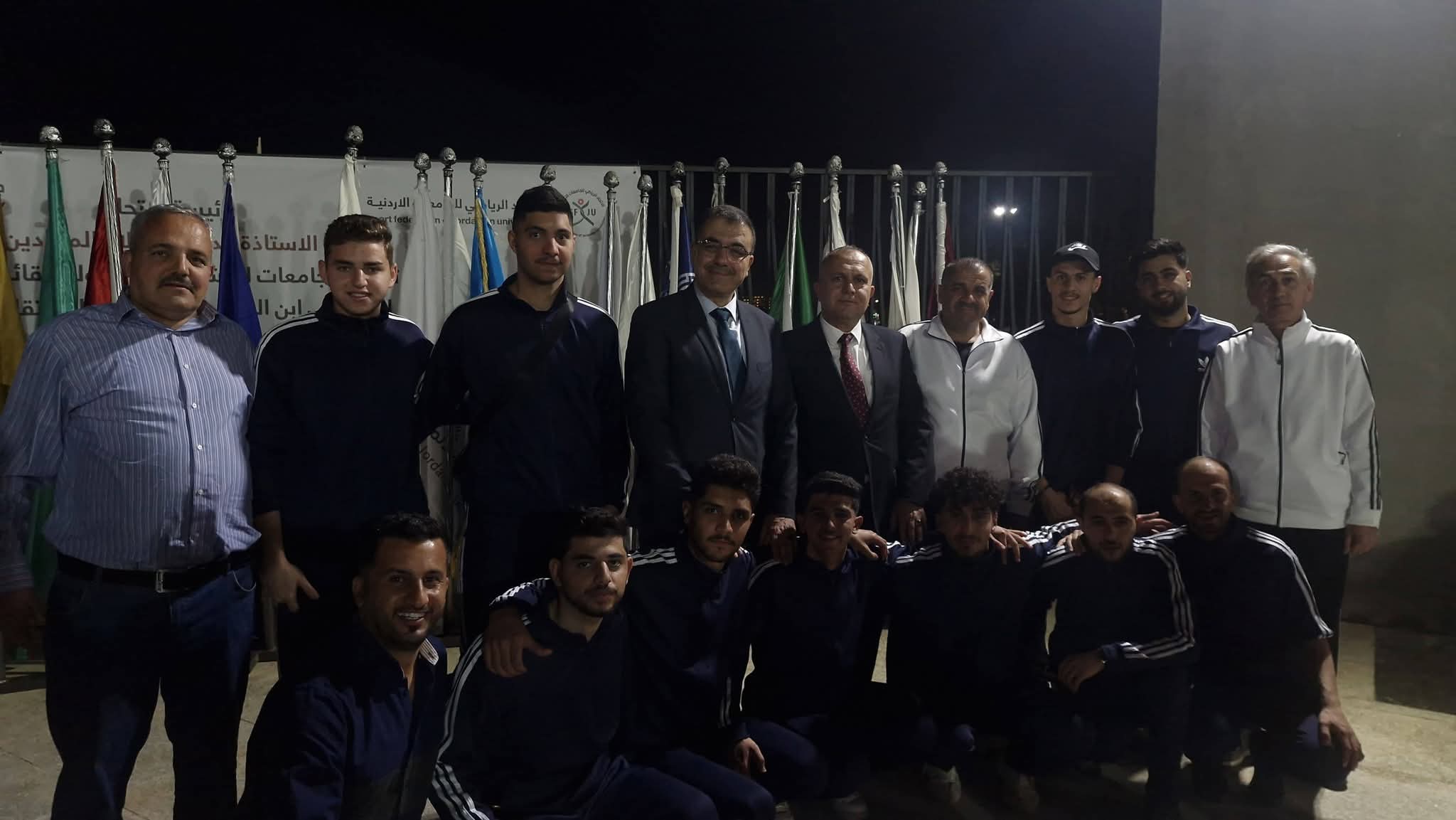 رئيس جامعة عجلون الوطنية يشارك في حفل افتتاح بطولة القائد للجامعات الأردنية في العقبة ويلتقي فريق الجامعة المشارك