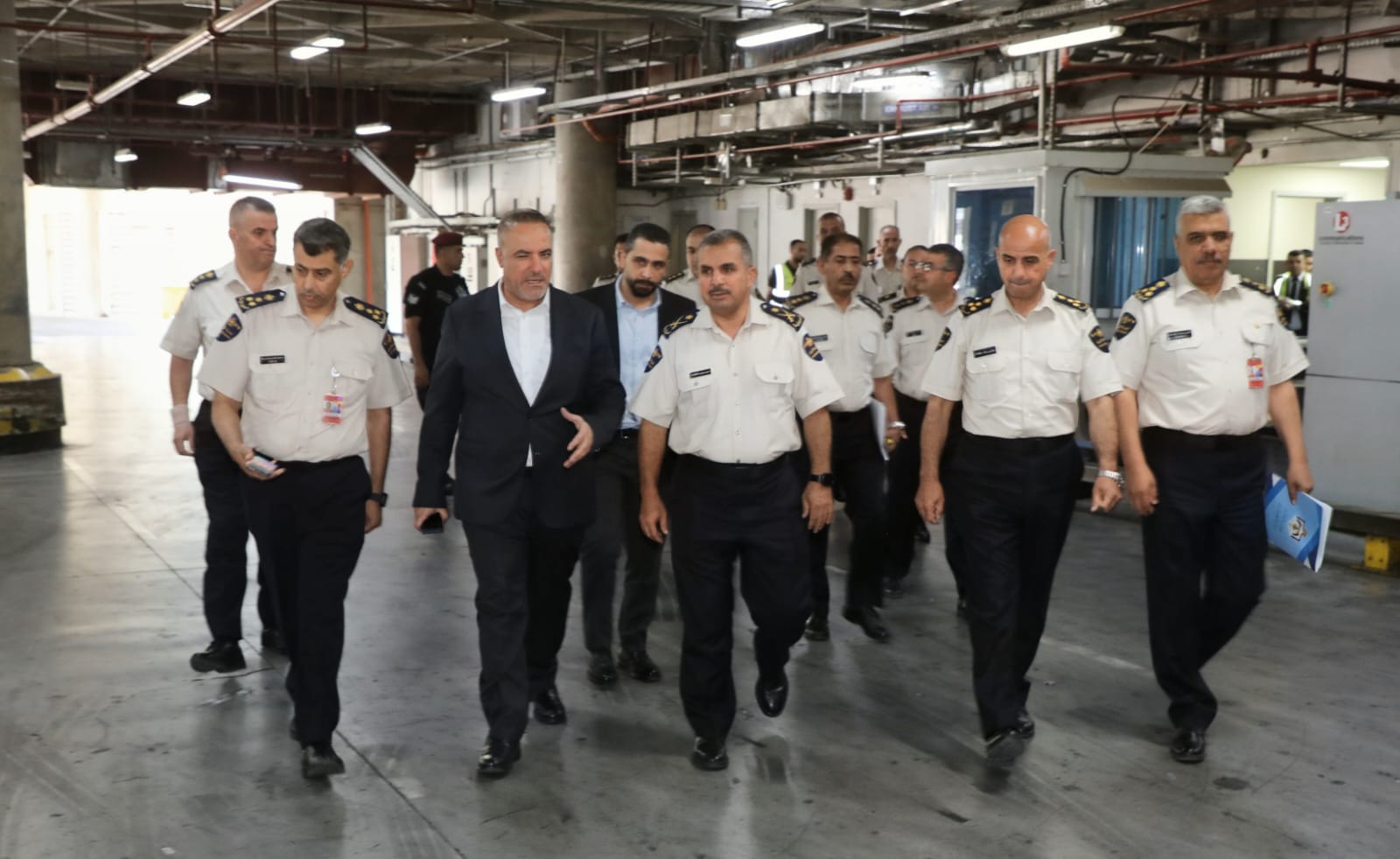 وزير المالية يطلع على الخدمات الجمركية في مطار الملكة علياء 