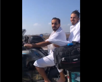 جزائريان يصلان إلى مكة على دراجة نارية ..  بعد مرورهما بـ 8 دول في 50 يوماً