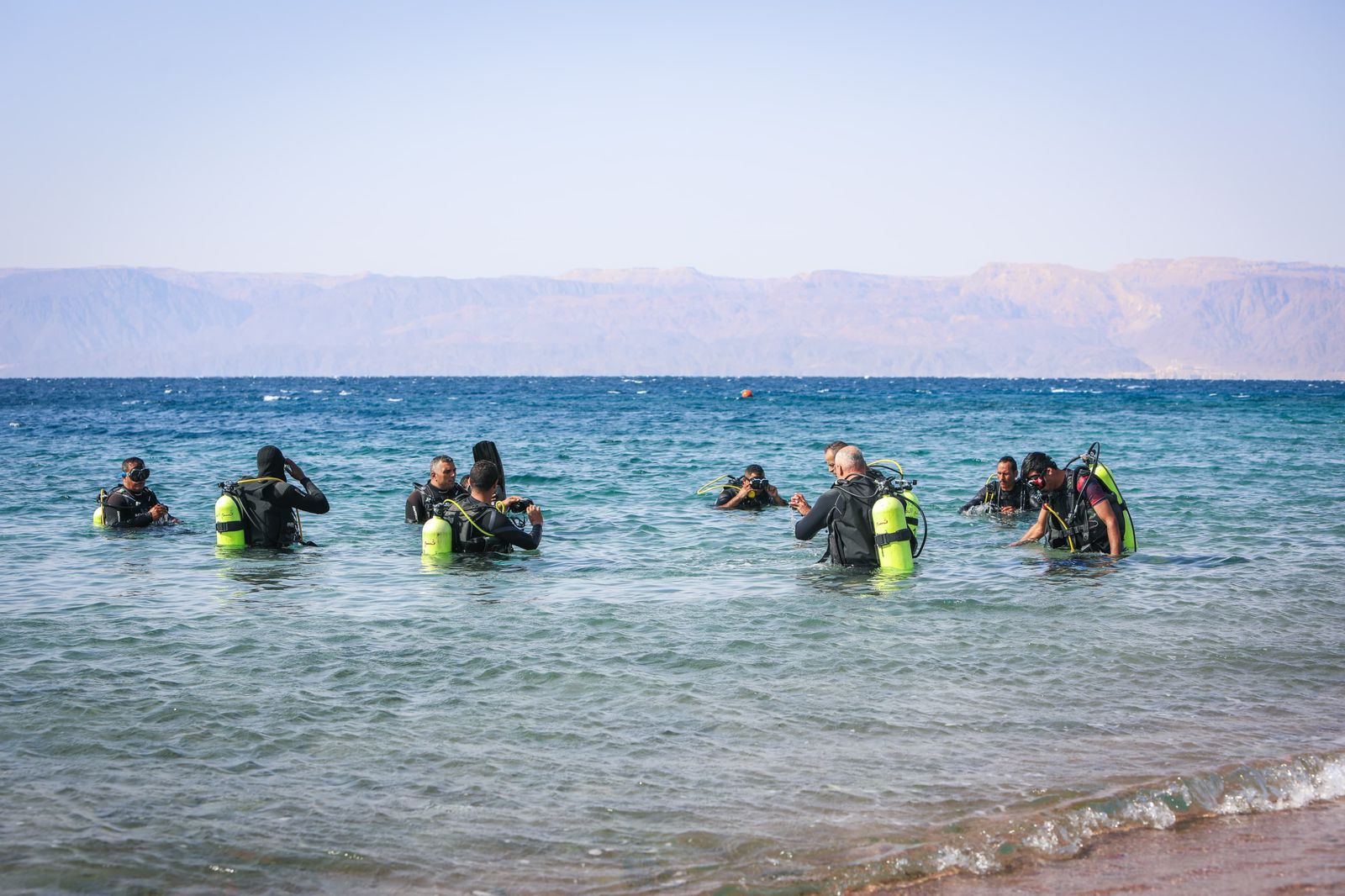 الأمن ينفذ حملة بيئية لتنظيف جوف البحر في العقبة