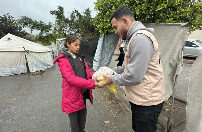 الخيرية الهاشمية تواصل توزيع الخبز داخل قطاع غزة