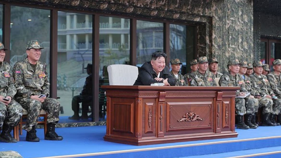 كيم فرح بعرض قتالي عنيف لجنوده (صور)