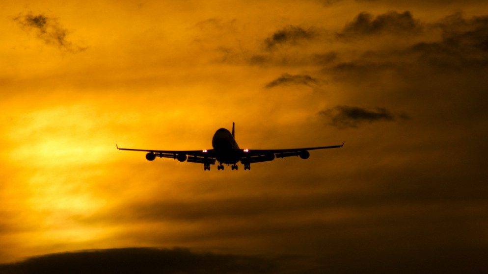 امرأة تضع مولودها خلال رحلة جوية إلى نيويورك… هل يصبح أميركياً؟