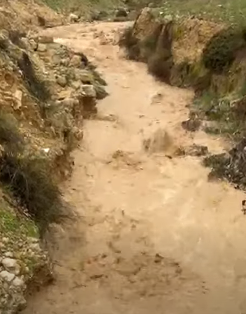 عجلون ..  حفر وتراكم أتربة وتساقط صخري إثر المنخفض 