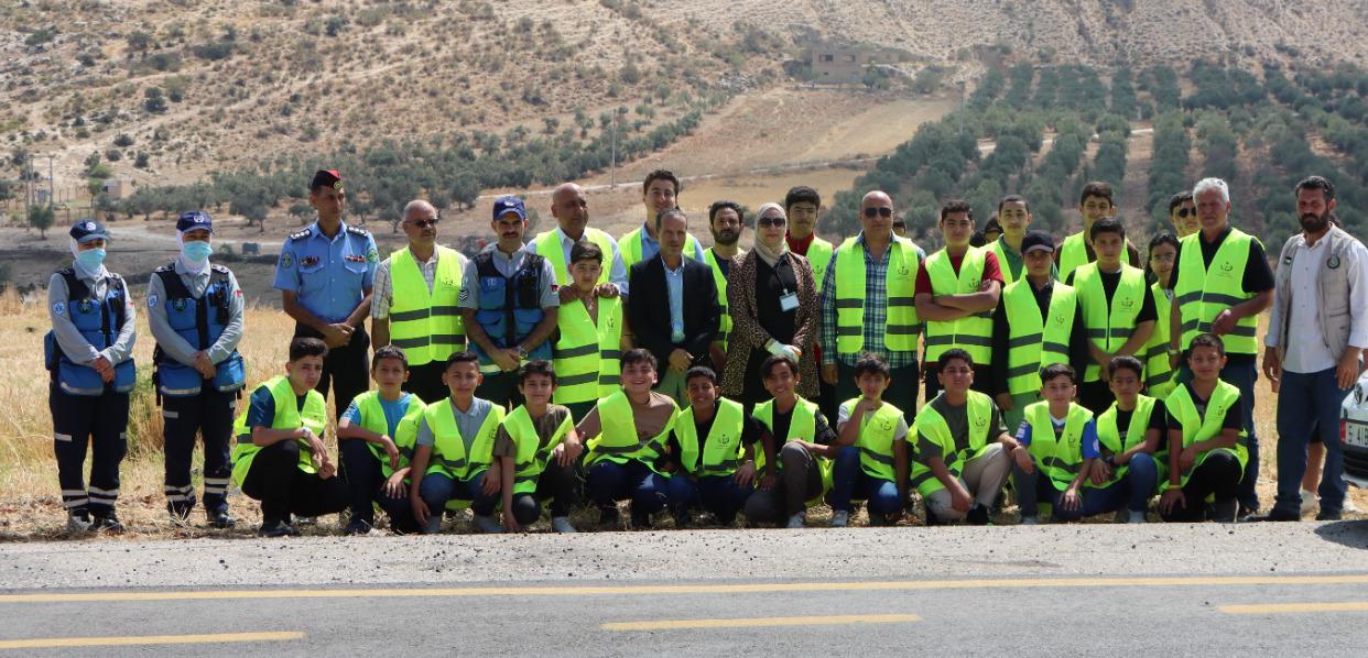 مركز شباب وشابات الوسطية يشارك في حملة النظافة البيئية بلواء الوسطية