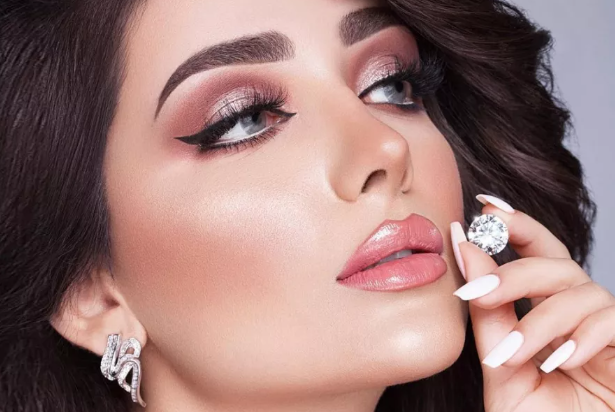 مكياج العروس حسب توقيت الزفاف ..  بين إطلالة النهار المشرقة وفخامة المساء