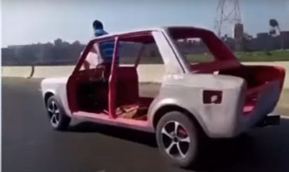 شاهد ..  سيارة تسير بالهواء على الطريق الدائري في مصر