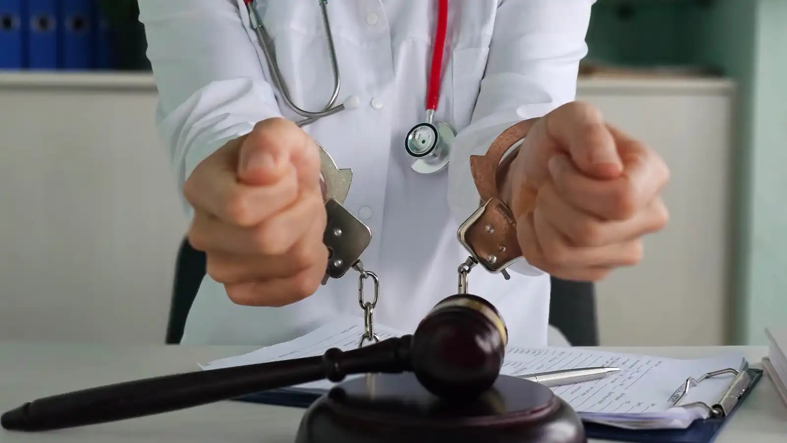 توقيف طبيبة بولندية بعد العثور على رفات 32 جنينًا في حديقة منزلها