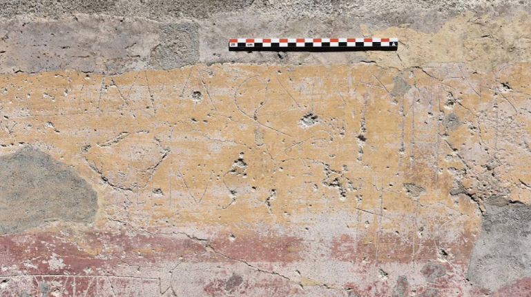 رسالة حبّ عمرها 2000 عام ومشهد مصارعة على جدار في بومبي