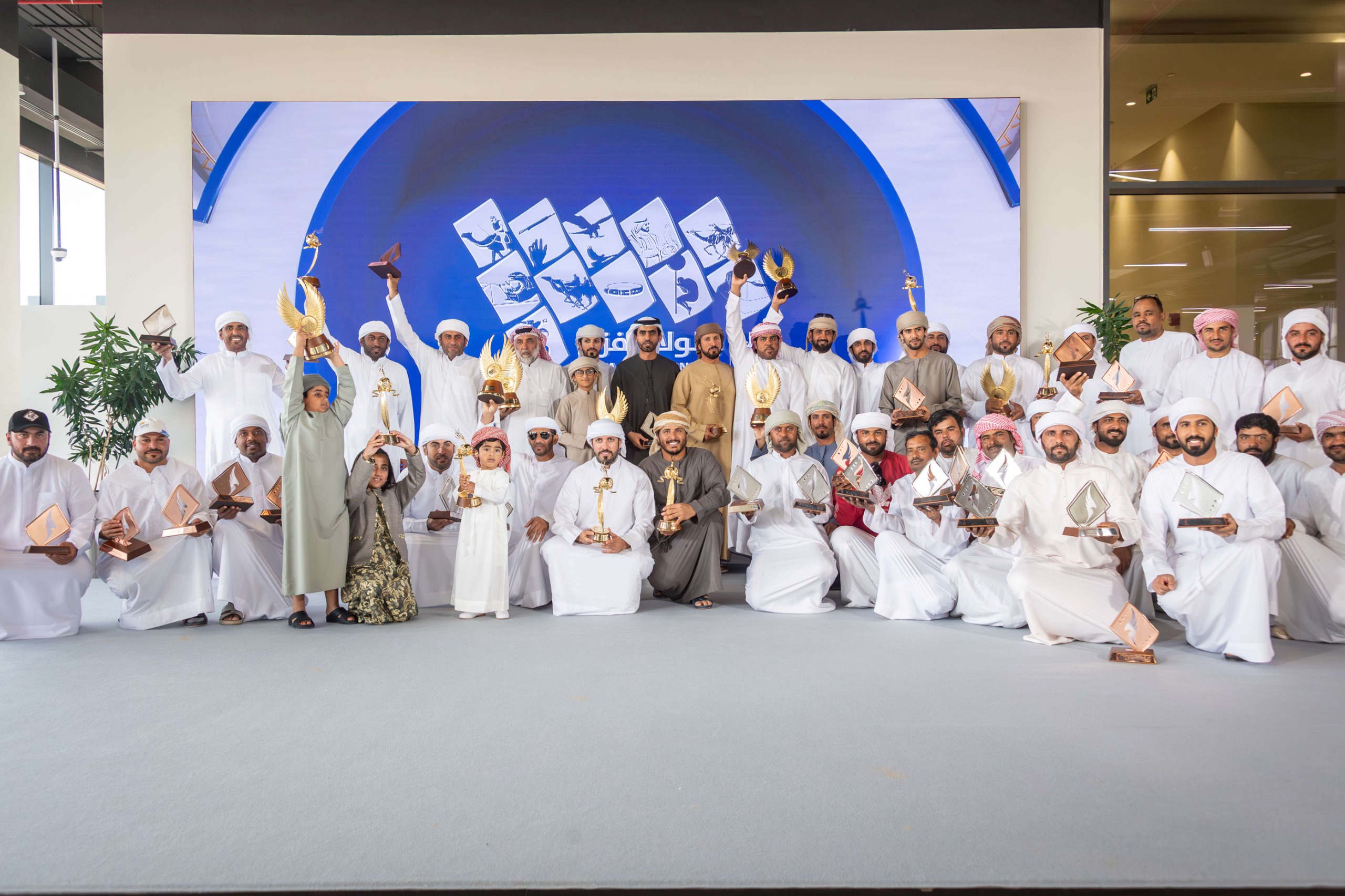 الشيوخ مسك ختام بطولة فزاع للصيد بالصقور