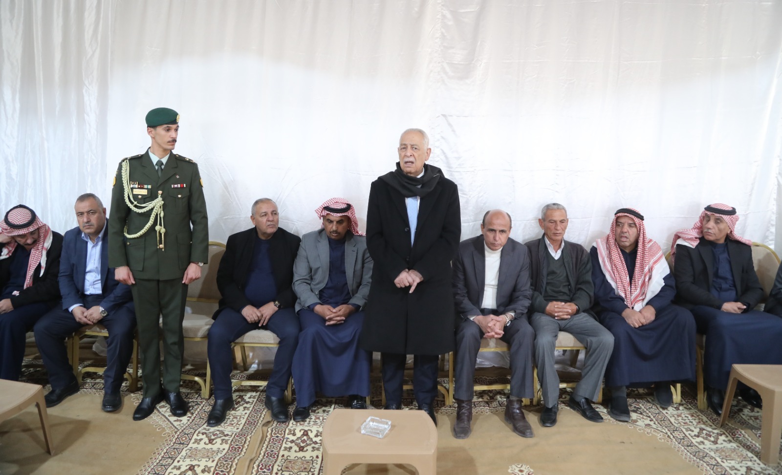 مندوبا عن الملك وولي العهد ..  العيسوي يعزي عشيرة الشريف