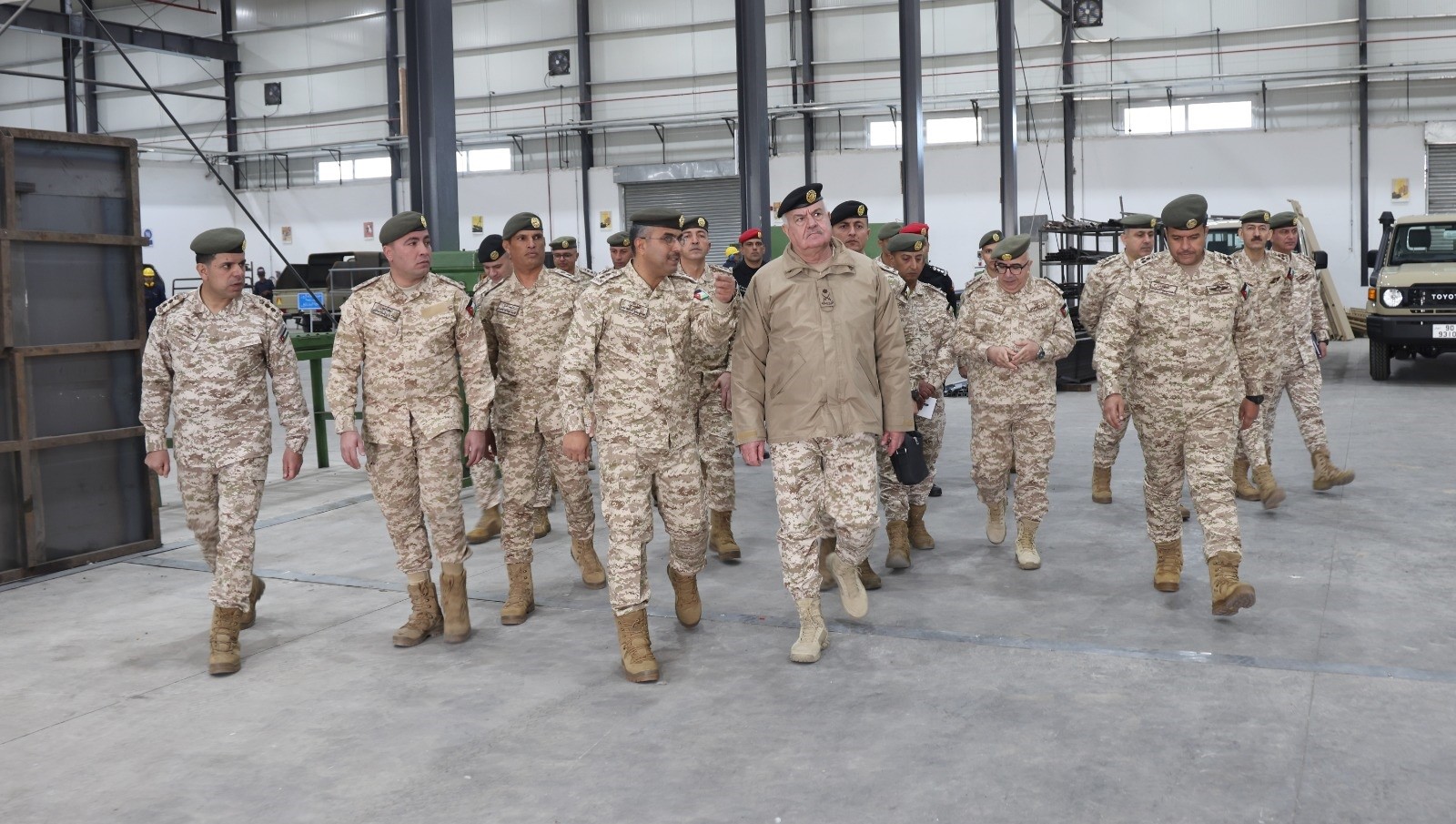 رئيس هيئة الأركان يفتتح مشاغل الأمير فيصل الرئيسية