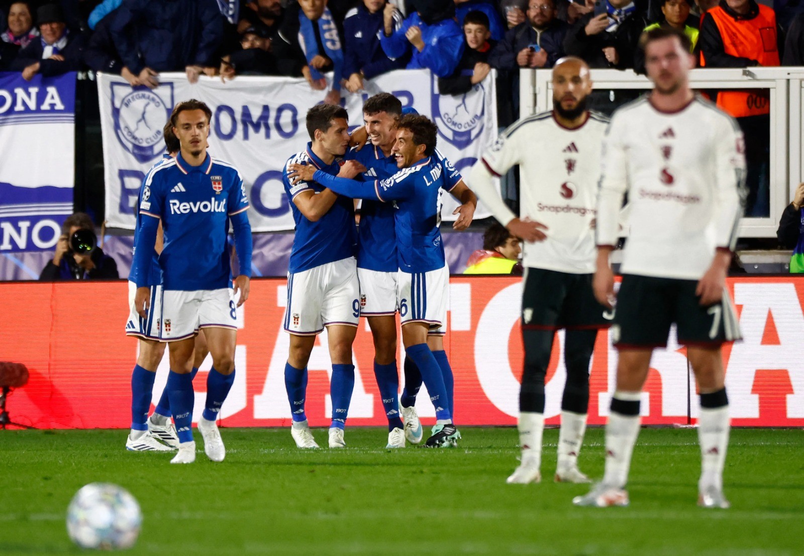 باس يتألق ويقود كومو لفوز كبير على يونايتد في دوري أبطال أوروبا