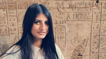 معلمة مصرية تعكف على تصميم برنامج لتدريس لغة قديمة