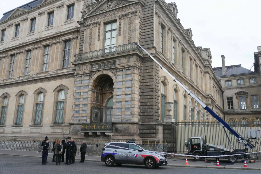 إعلام فرنسي ينشر لقطات جديدة لعملية سطو متحف اللوفر 