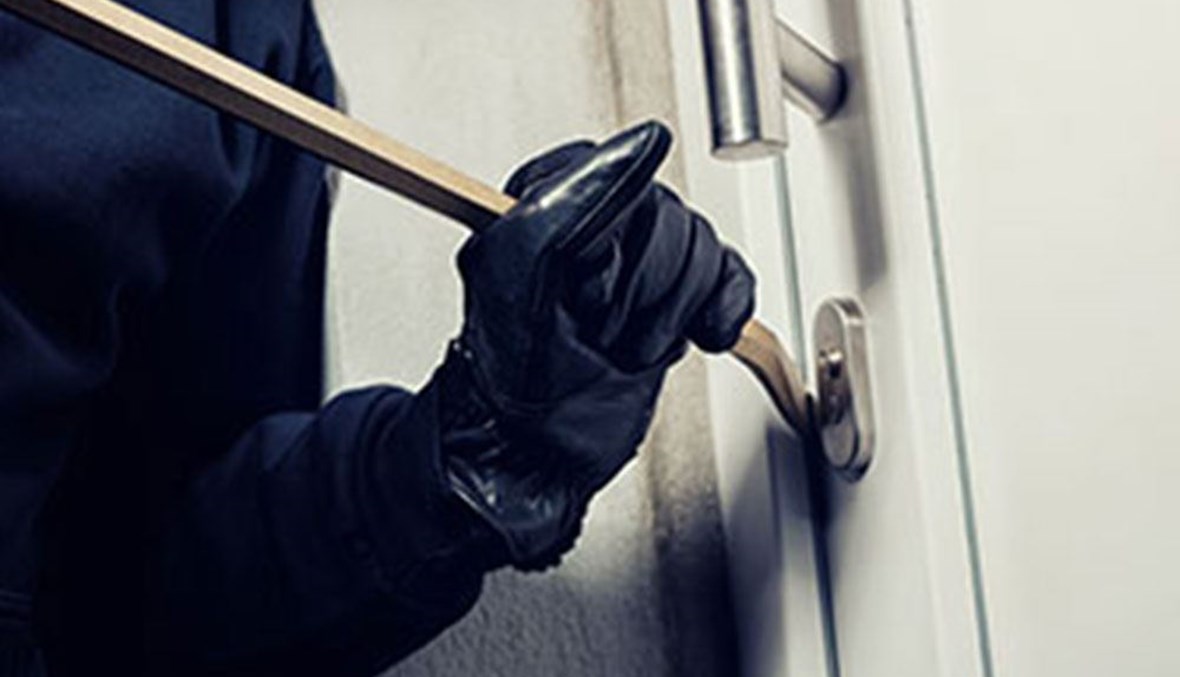 سرقة 4 آلاف دينار ومصاغ ذهبي من منزل في سحاب