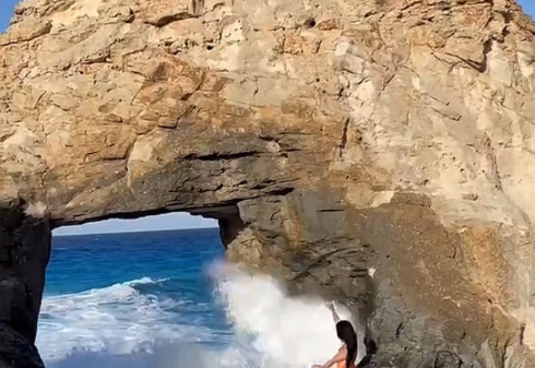 سائحة تنجو بأعجوبة في مصر ..  موجة ضربتها بصخرة ثم أغرقتها