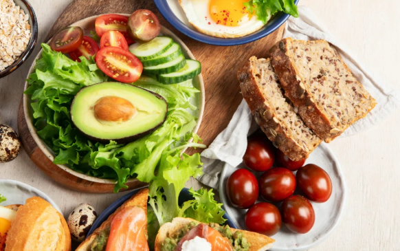 5 خيارات للإفطار تعزز صحة الأمعاء 