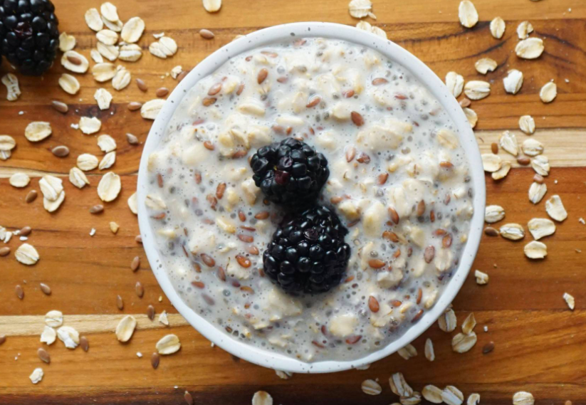 الشوفان المنقوع مقابل بودنغ بذور الشيا: أيهما أفضل لوجبة الإفطار؟