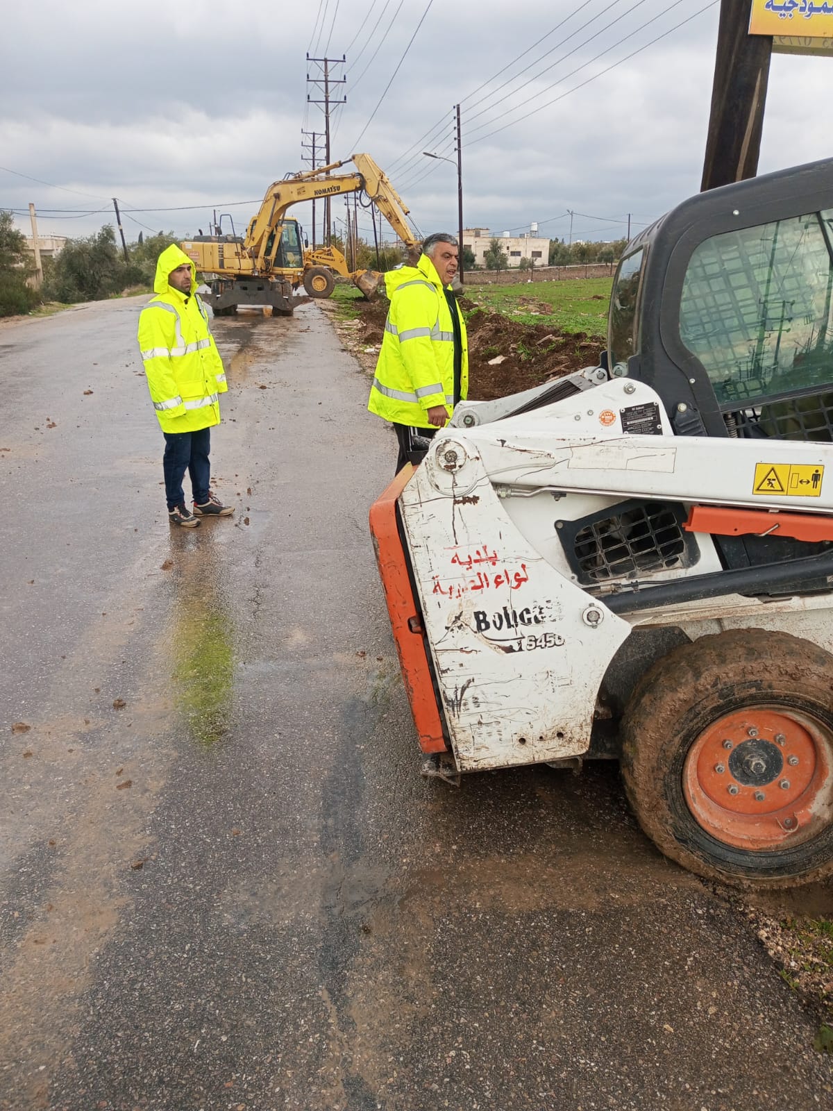 بلدية الطيبة تواصل أعمالها الميدانية للتعامل مع المنخفض الجوي