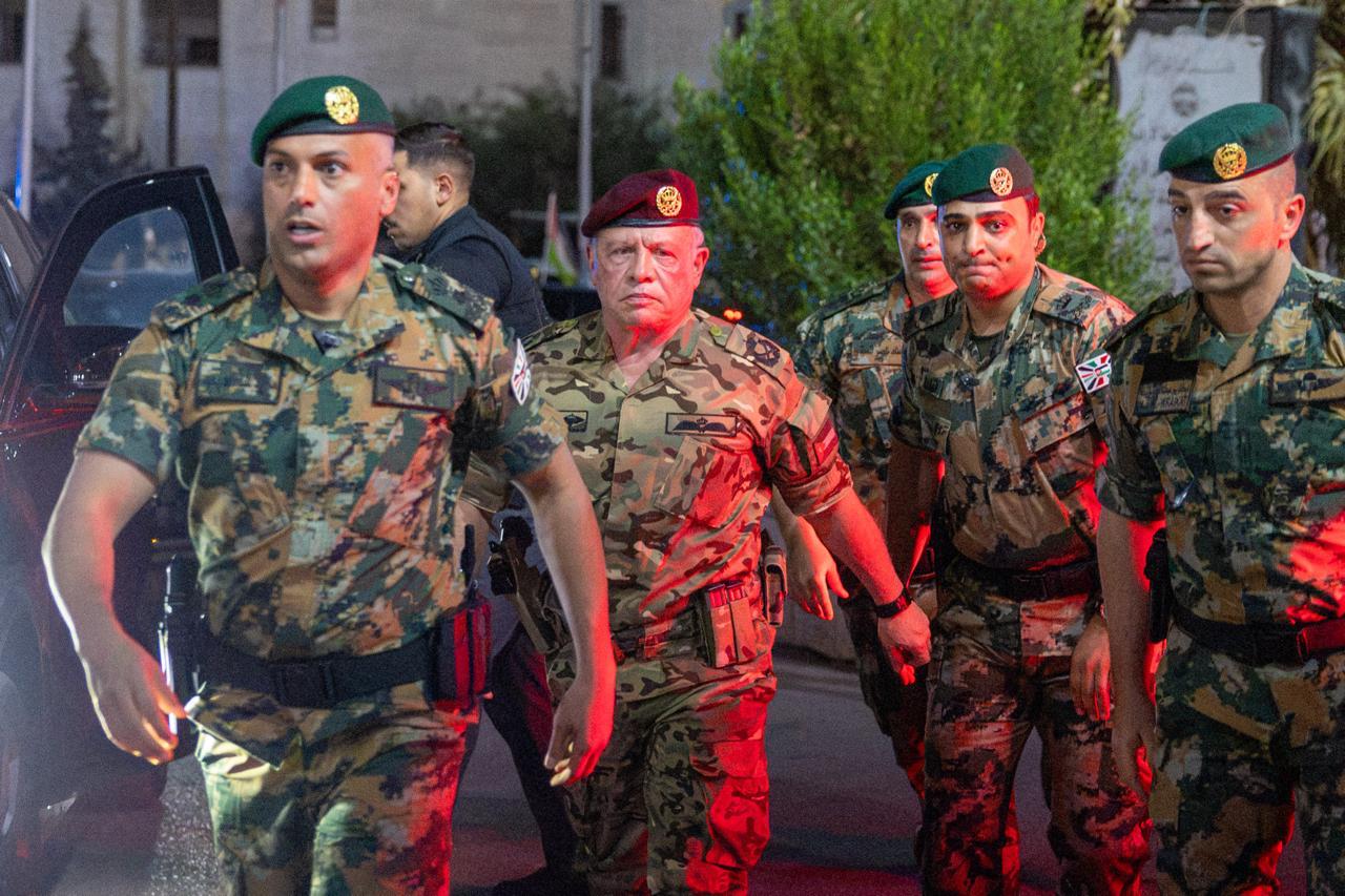 الملك في الكرك ويطمئن على صحة مصابي العملية الإرهابية 