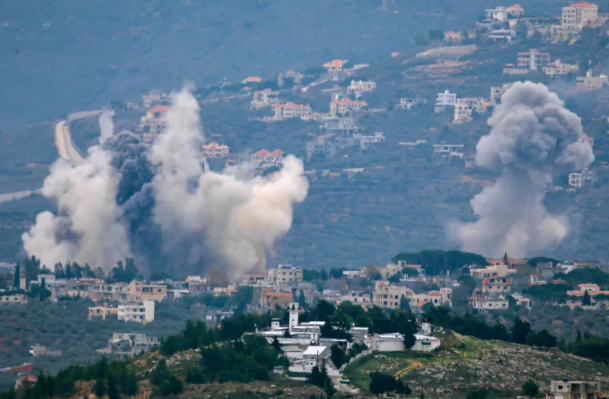 الطيران الإسرائيلي يقصف بنت جبيل وقراها في الجنوب اللبناني 