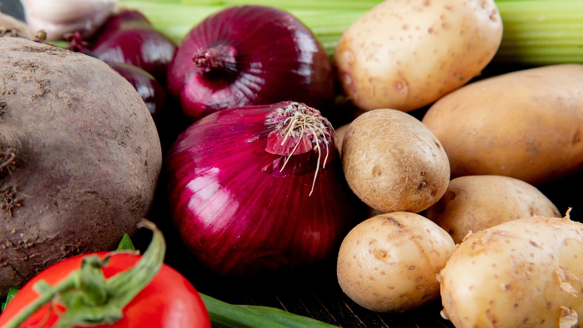 أسعار الخضار والفواكه في السوق المركزي الإثنين 