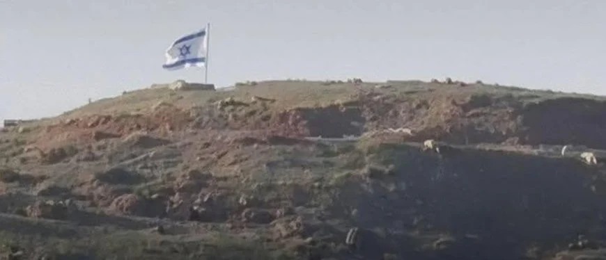 رفع العلم الإسرائيلي فوق تل الأحمر الشرقي في سوريا 