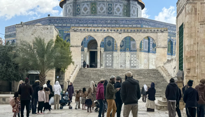 مستوطنون يقتحمون باحات المسجد الأقصى واعتقال 18 فلسطينيا