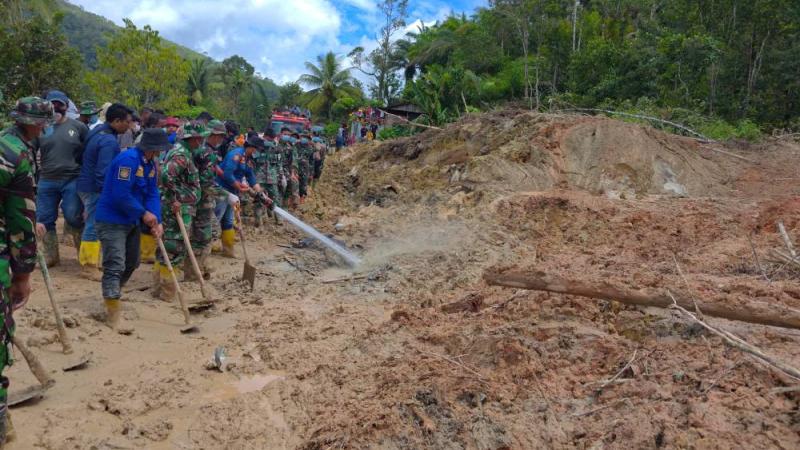 مصرع 14 شخصا وإصابة 18 جراء سيول شمال إندونيسيا