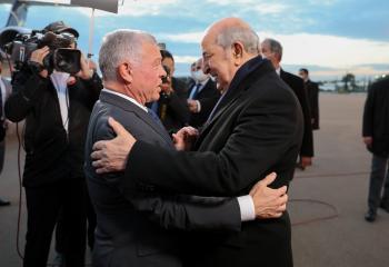 الملك يصل إلى الجزائر والرئيس تبون في مقدمة مستقبليه