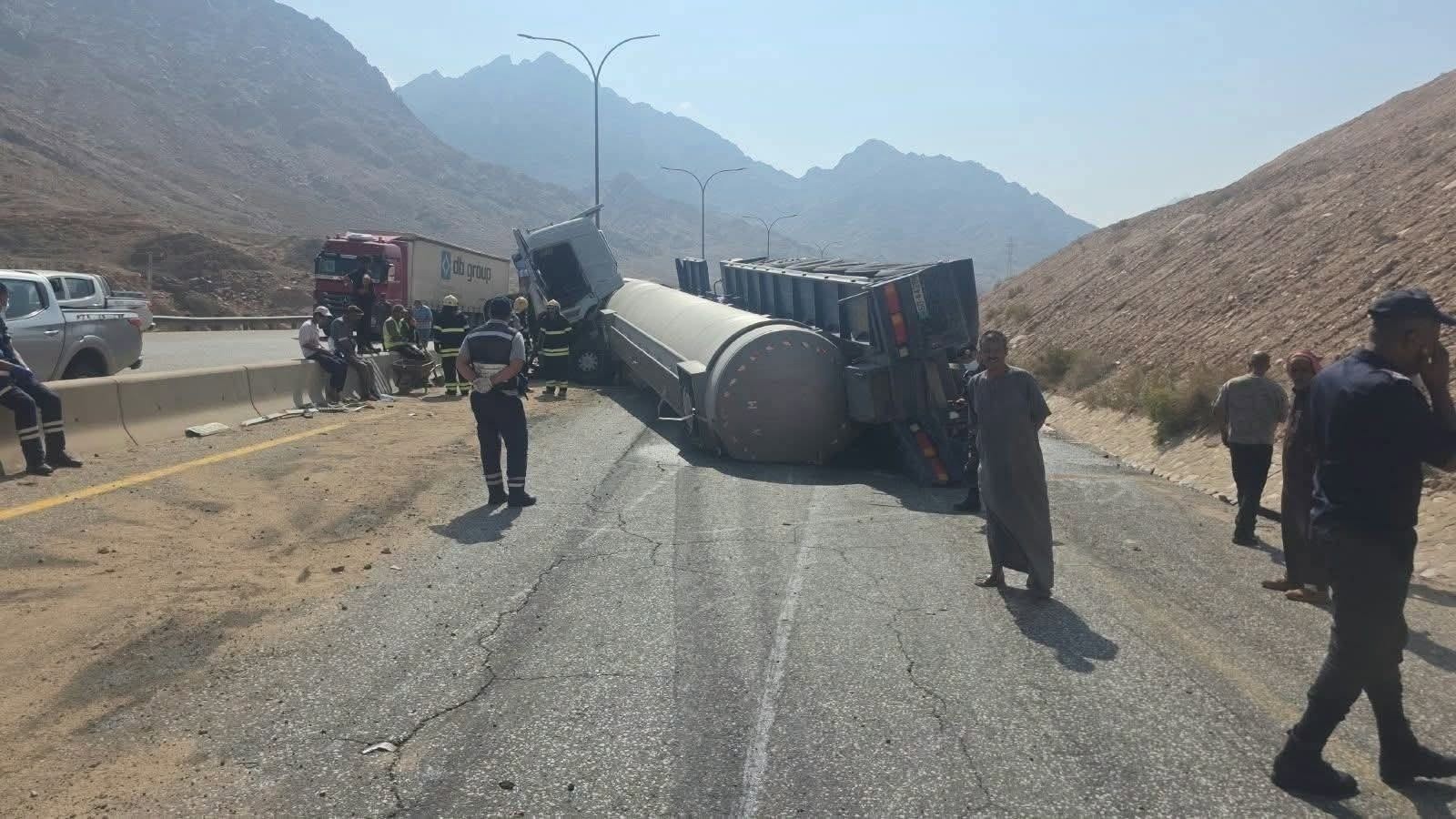 تدهور صهريج فسفوريك يغلق السير باتجاه العقبة