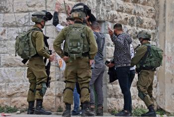 الاحتلال يعتقل 42 فلسطينيا من أقارب منفذ عملية القدس