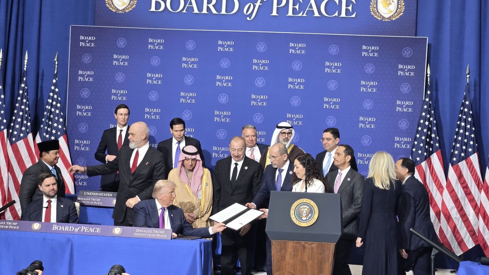 الصفدي ينقل تحيات الملك لترامب ويؤكد: سنساهم في جهود تنفيذ الخطة 