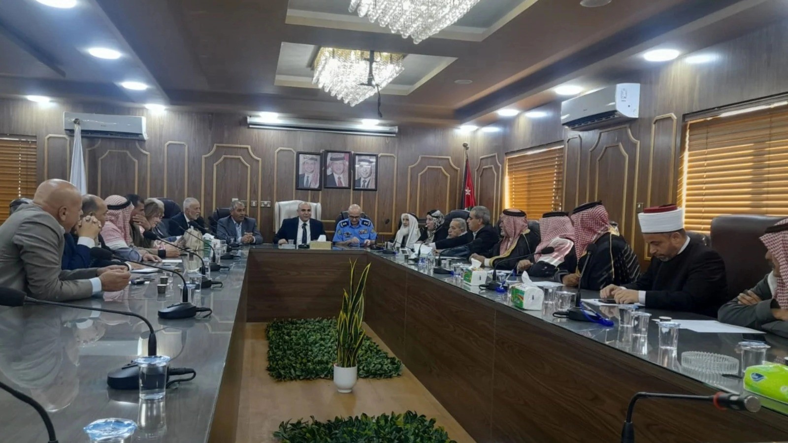 متصرف الرصيفة يلتقي بوجهاء المدينة لبحث سبل مكافحة التطرف في المجتمع