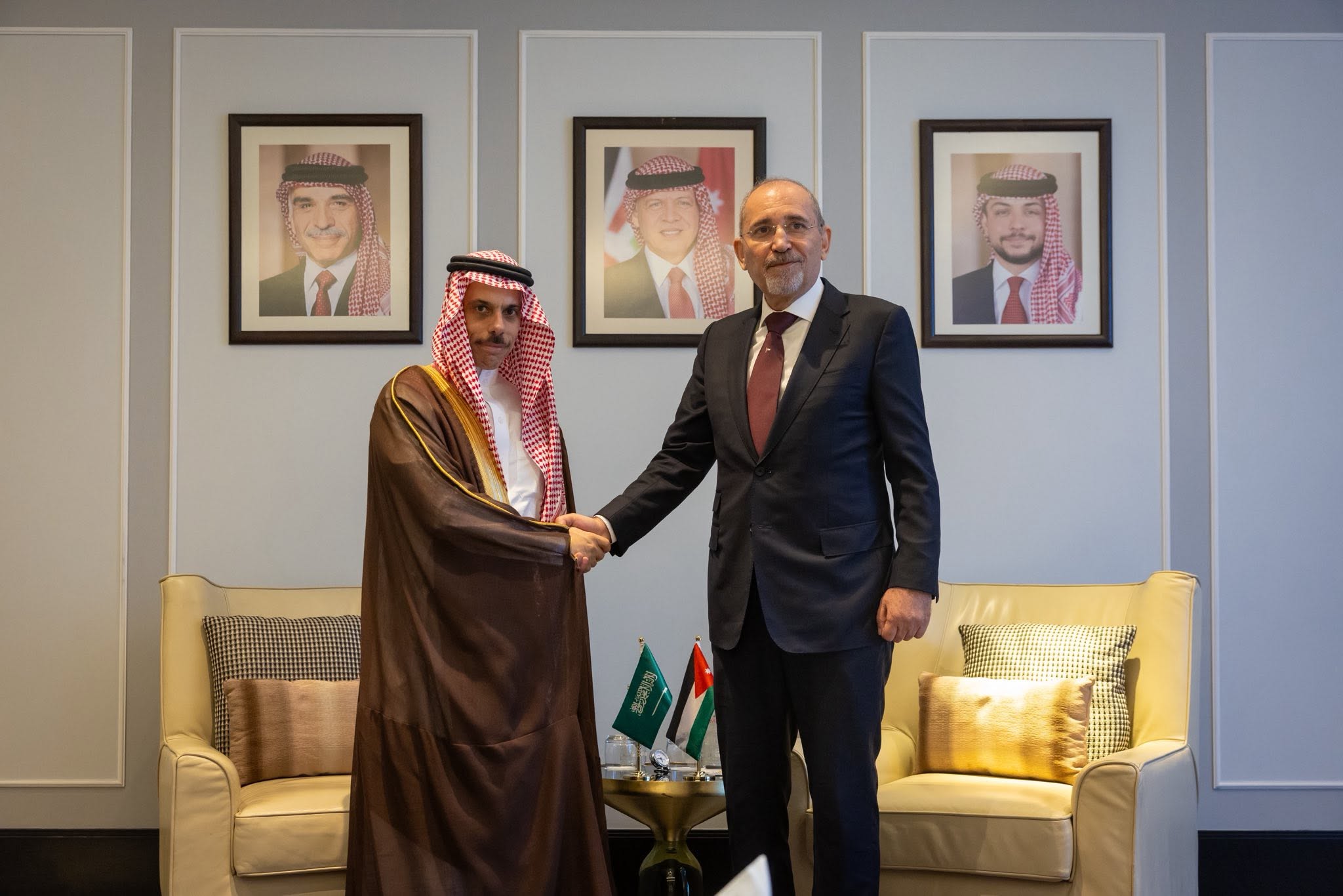 الصفدي ونظيره السعودي يبحثان التطورات الإقليمية وحرية الملاحة
