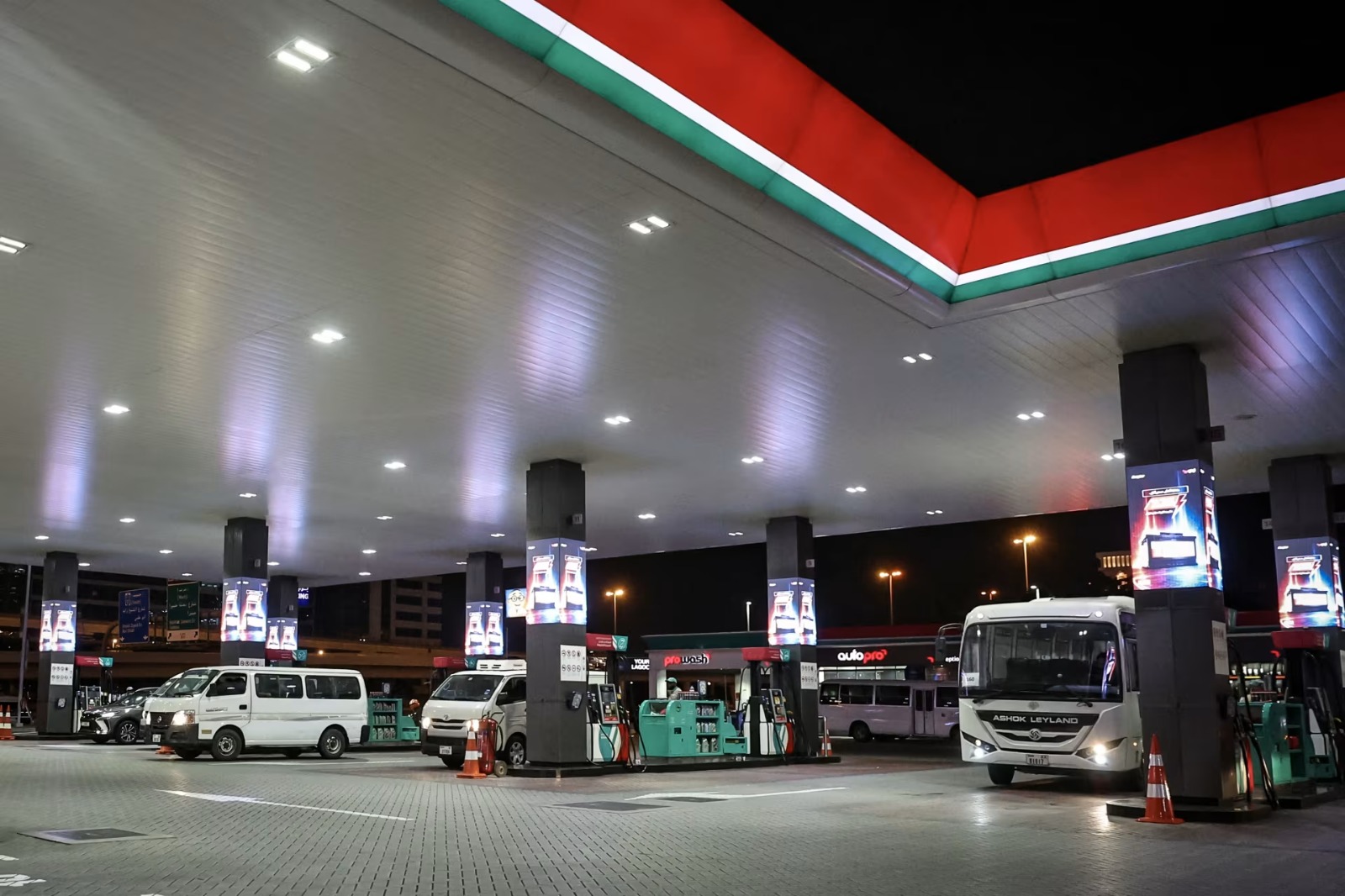بعد سوريا ..  الإمارات تخفض أسعار المحروقات