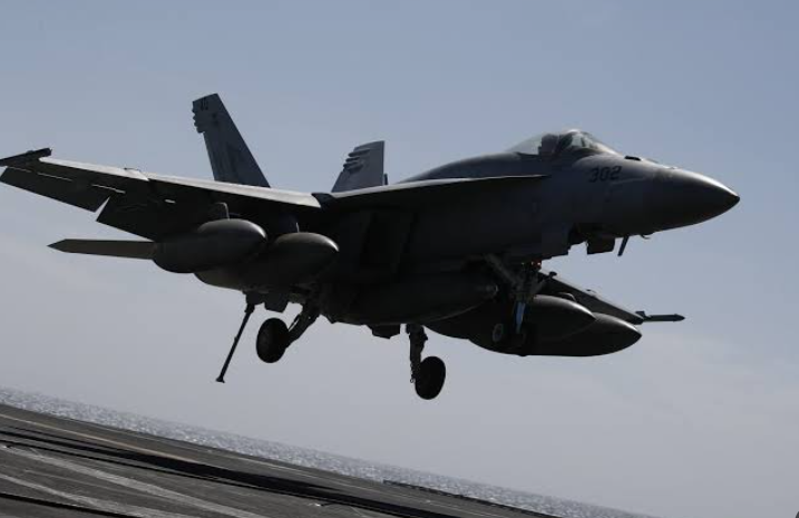 الجيش الامريكي يبدأ سلسلة ضربات في إيران 