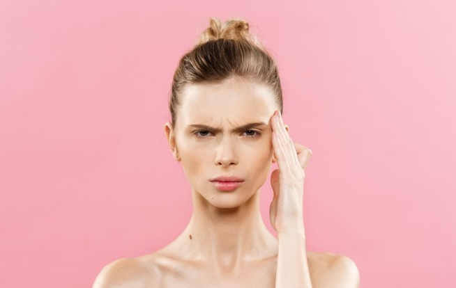 أسباب تؤدي إلى زيادة تجاعيد الوجه: كيف تؤثر عاداتك اليومية؟