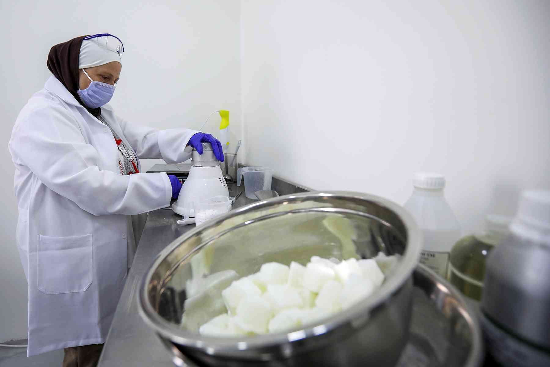  أردنية تصنع صابوناً من حليب الحمير