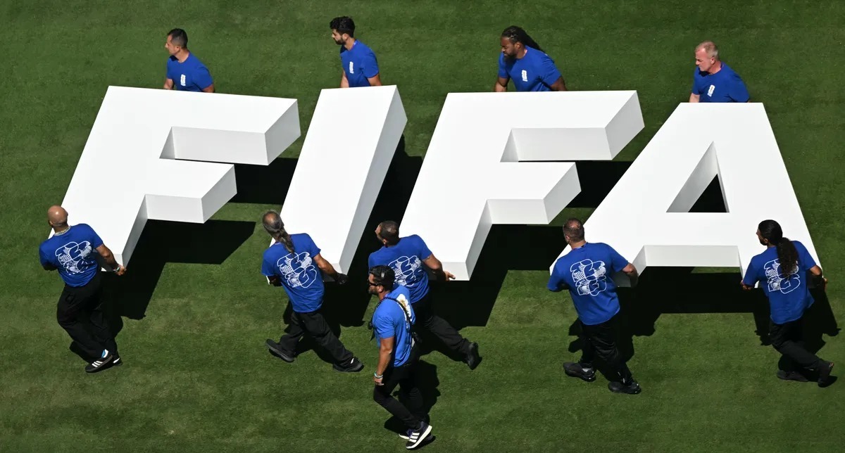 الفيفا يعيد روسيا إلى المنافسات الدولية
