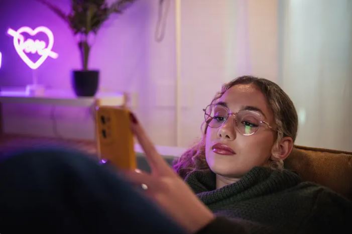 لماذا يكره Gen Z الإجابة على الهاتف ..  عالمة نفس توضح