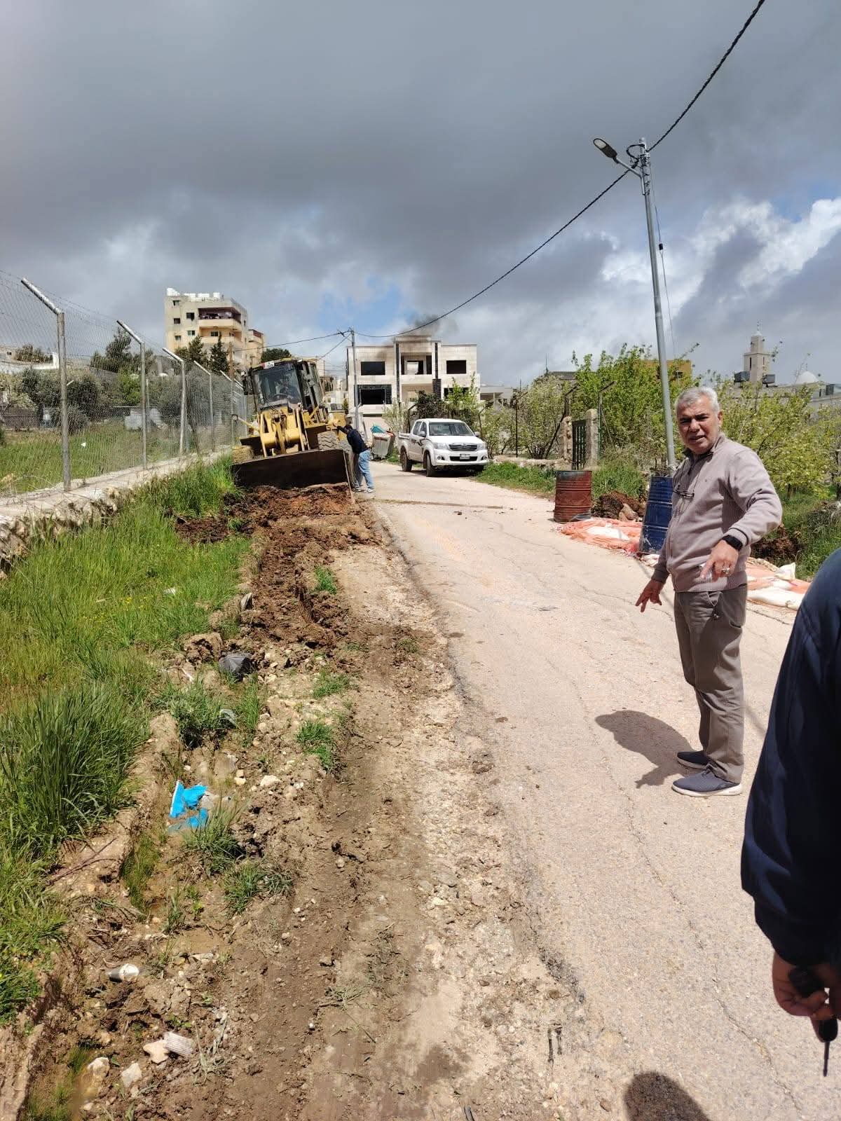 إنشاء طريق بديل في سوف بعد انهيار أحد الطرق جراء غزارة الأمطار