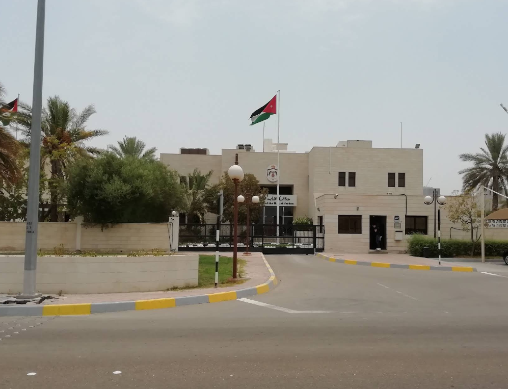 الشرمان يشكل القنصل في أبو ظبي عبدالله السرحان لمواقفه المشرفة