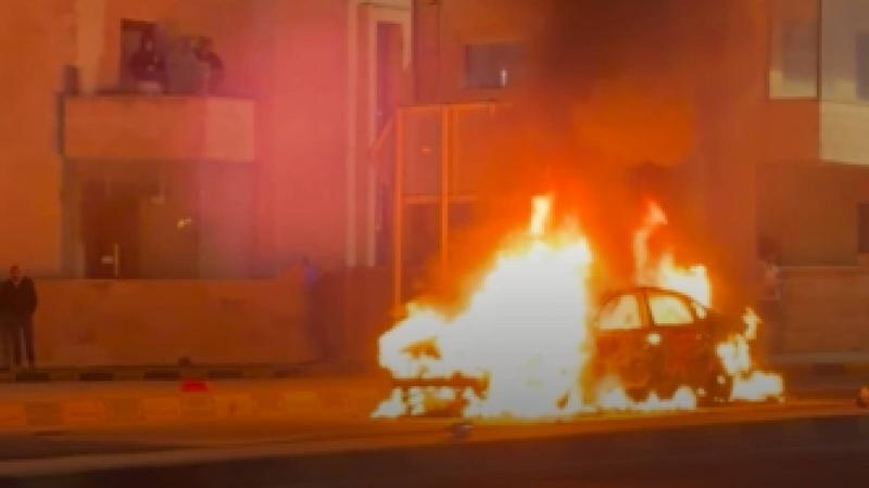 حريق يلتهم مركبة أعلى جسر مرج الحمام في عمان