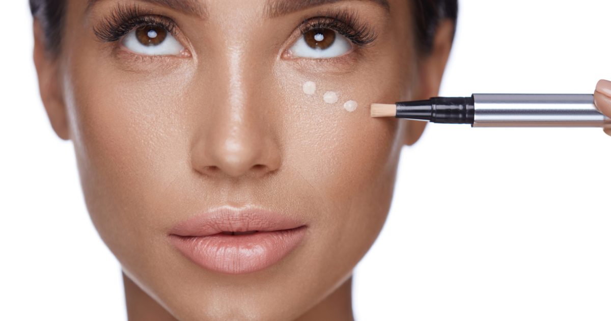 مكياج خفيف لإخفاء الهالات السوداء في رمضان وأفضل المستحضرات لتطبيقه