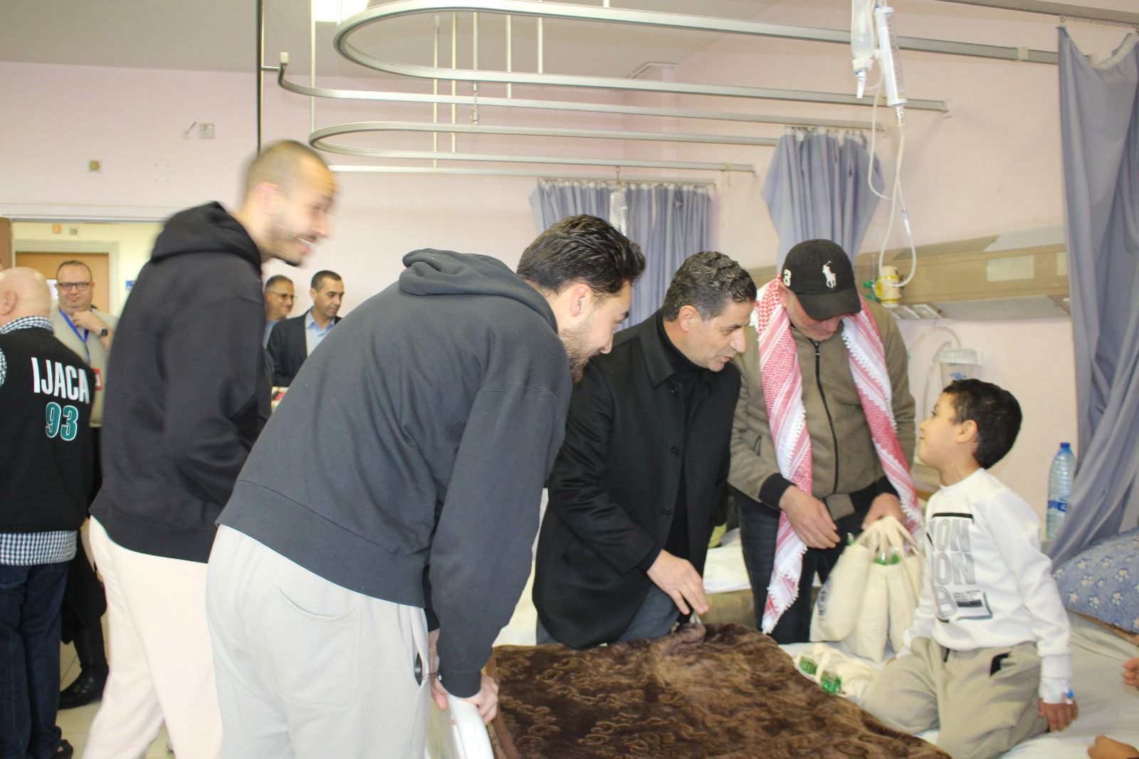 رابطة اللاعبين الأردنيين الدوليين الثقافية تزور قسم الأطفال في مستشفيات البشير 