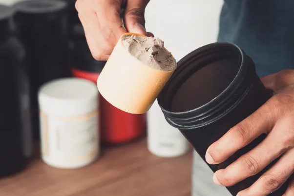 مساحيق البروتين ..  متى تهدد صحتك؟