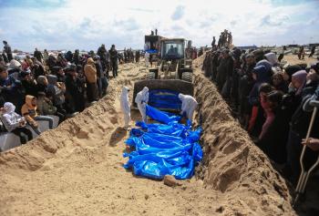 العثور على 3 مقابر جماعية بمجمع ناصر الطبي في غزة 